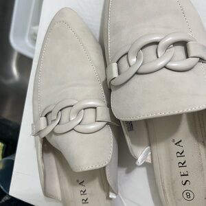 Serra Women's Off-White Loafers with Chain Accent